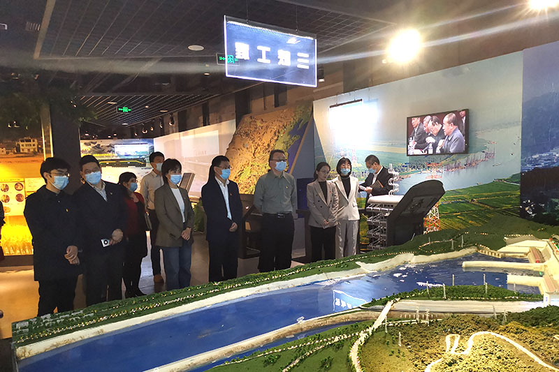 2参观中国工程科技成就展——三峡工程.jpg